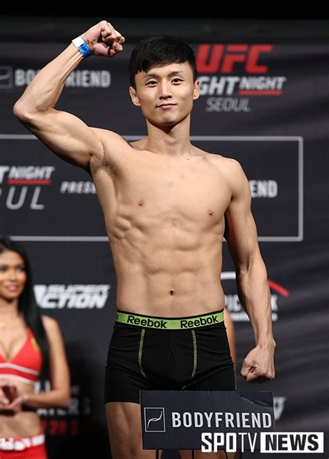 계체량 중 격투기 선수들의 몸싸움. UFC 영상 최두호, 파이터 본능 뽐내며 계체량 통과