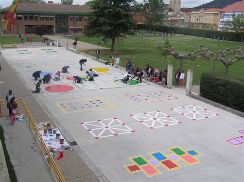 Se invitará a los chicos a realizar un juego, en donde uno de ellos haga de mancha desarrollo: Juegos tradicionales patio colegio (14) - Imagenes Educativas