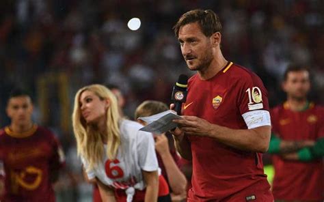 I tifosi sperano, e intanto se lo. L'addio di Totti al calcio. L'addio di Roma al suo ...