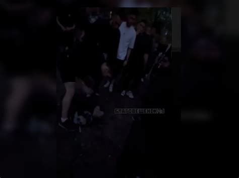 В Благовещенске сняли на видео избиение молодого парня в окружении толпы
