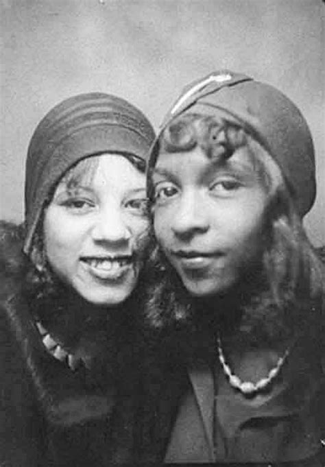 Photo Booth Selfie Women 1900 S To The 1970 S Glamour Daze