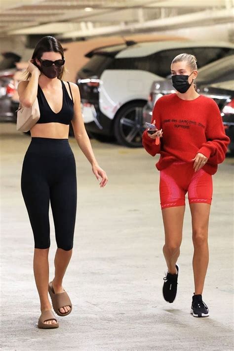 Corta y muy ajustada Kendall Jenner marcó tendencia con la prenda más