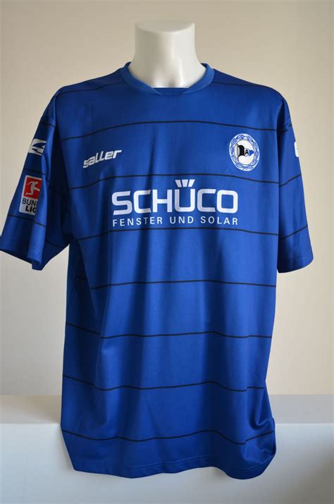 Arminia menawarkan olahraga sepak bola, hoki lapangan, figure skating, dan olahraga lainnya. Arminia Bielefeld 2010-11 Home Kit