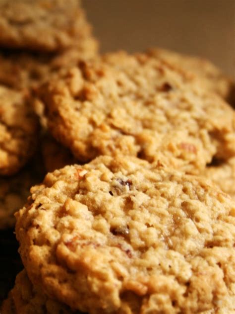 How many carbs in cookie, dietetic, oatmeal with raisins. Oatmeal Energy Cookies for On-The-Move Days (Dairy-Free Recipe)