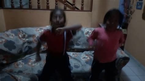 Niñas Bailando Mueve El Toto Youtube