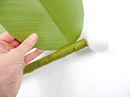 If youre looking for cheap and easy decor for a party or outdoor wedding or reception that will make a big statement. DIY a Flower Stem: How to Make Giant Paper Flower Stem