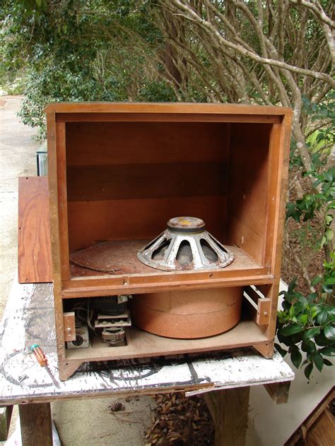 A similar effect is provided by a rotating system of horns in front of the treble driver. Drew's Geezer Amps - Leslie 120 Hammond Organ Speaker Cabinet