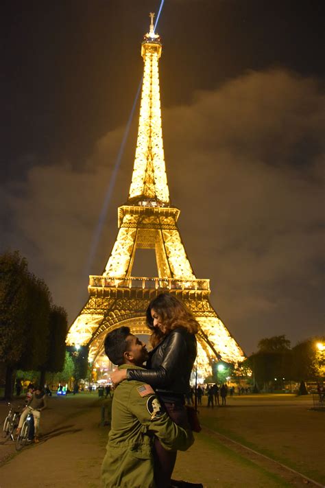 paris eiffel tower couple pose paris love eiffel tower paris eiffel tower paris photos