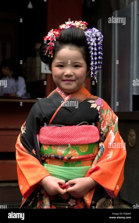 japanische mädchen glücklich weibliches kind geisha posiert für ein foto nikko japan asien