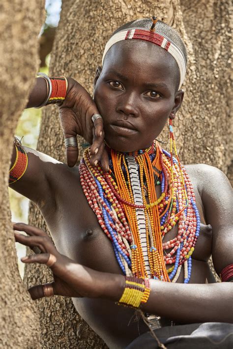 Twarzą W Twarze Pełne Emocji Portrety Plemion Afryki I Azji Galeria