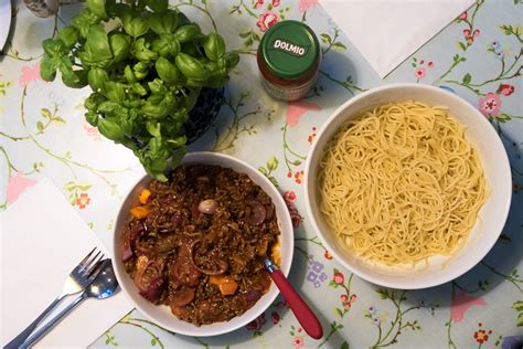 Tips on a tech free dinner with spaghetti bolognese