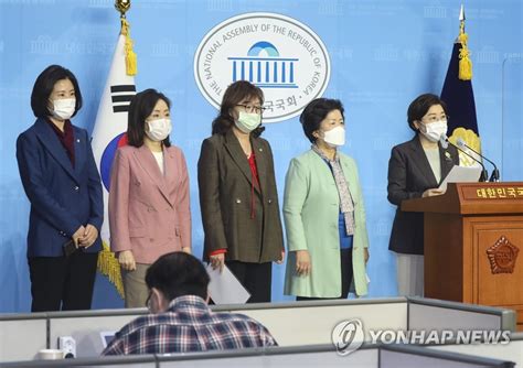 전날(3일) 국회에서 열린 여성가족위원회 전체회의에서 김미애 미래통합당 의원은 이 장관에게 박원순·오거돈 전 시장 사건은 전형적인 권력형 성범죄가 맞느냐고. 국민의힘, 정의연·박원순·오거돈 사건 관련자 증인 채택요구 ...