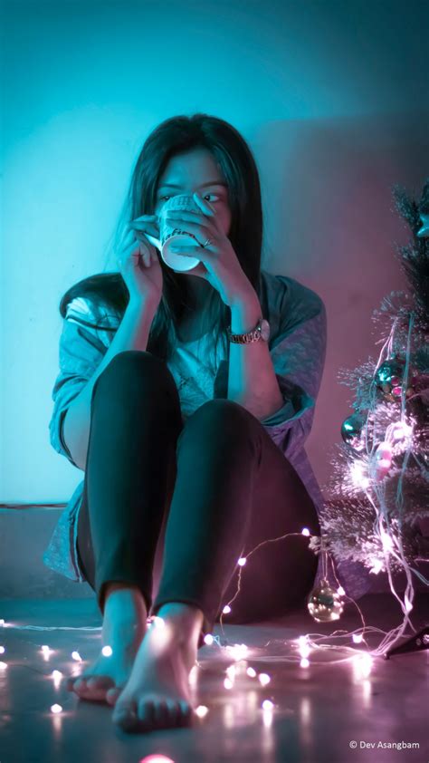 Cute Girl Coffee Lights Christmas Tree Photography Free 4k