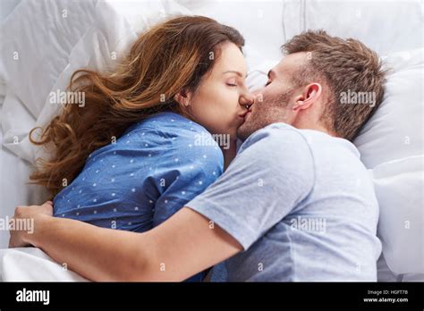 Couple Bed Kissing Banque De Photographies Et Dimages à Haute Résolution Alamy