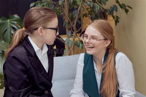 Deux Jeunes Filles Magnifiques En Verres Sourient Et Parlent Image