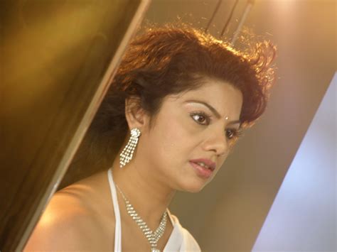 Picmusiq Swathi Varma Hot Cleavage Stills In Saree From Nirmala Aunty Movie