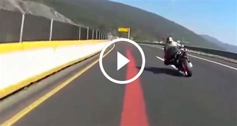 Al lugar llegaron paramédicos del escuadrón de rescate y urgencias médicas (erum) donde uno de los tripulantes salió proyectado Graban tremendo accidente en la carretera México-Acapulco ...