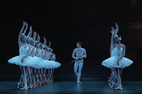 Le Lac Des Cygnes Ballet De Lopéra National De Paris Image © Ann