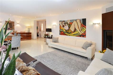 Varying upon neighborhoods, the average price for a studio/one room apartment is around €1000, and for more than 2 rooms you can expect a cost for more than €1500. AKTUALISIERT: 2019 - Luxury apartment Munich city center ...