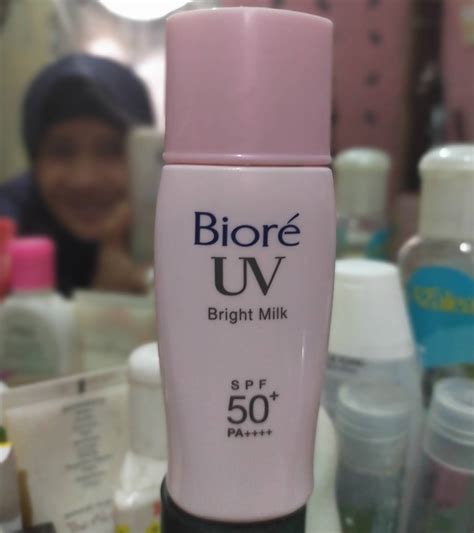 Nah kali ini aku akan mereview sunscreen dari brand jepang yaitu biore. Bunda Sugi: Review Sunscreen Biore UV Bright Milk SPF 50+