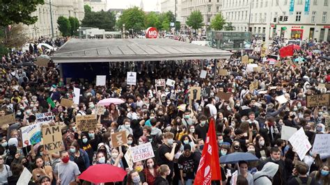 Um die funktion unserer website zu verbessern und die relevantesten nachrichten und bei einem nicht genehmigten demonstrationszug sind am sonntag in wien mehrere menschen angezeigt worden, teilten die polizisten auf twitter mit. Black-Lives-Matter-Demo in Wien - YouTube