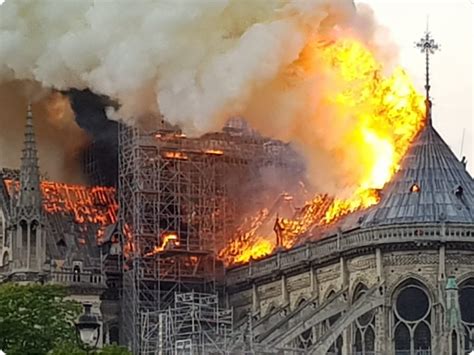 Comment Notre Dame A Pris Feu - L'incendie ravage la cathédrale Notre-Dame de Paris (MàJ : deux