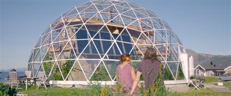 Wer in der kalten jahreszeit mal ein gewächshaus betreten hat, wird festgestellt haben, dass die luft im inneren deutlich wärmer ist. Selbstversorger Haus diese norwegische Familie lebt im ...