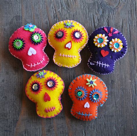 Day Of The Dead Diy 21 Embroidered Felt Sugar Skull Skull Crafts Sugar Skull Crafts Day Of