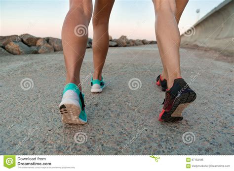 achtermening bebouwd beeld van twee jonge vrouwen in tennisschoenen stock foto image of strand