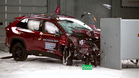 The side pole barrier test simulates a crash into a fixed object like a tree or utility pole. 2019 Toyota RAV4 Crash Test 2020 تويوتا راف فور اختبار الصدمات - YouTube