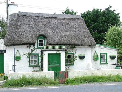 A Traditional Irish Cottage Irish Cottage Cottage Thatched Cottage