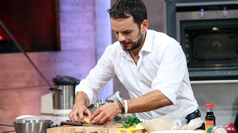 Moderatorin marlene lufen und moderator ,jan hahn tanzen beim auftritt von sänger m. Grill den Henssler: Reiner "Calli" Calmund gibt Steffen ...