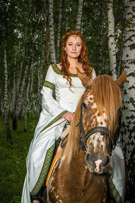 Maybe you would like to learn more about one of these? Mittelalterliches Leinenkleid „Herrin des Flusses ...