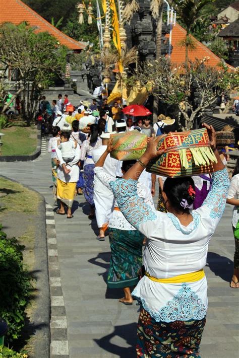Balinese Hindu Priests Praying Around The Iconic Pura Tanah Lot