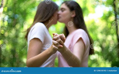 女同性恋者结合亲吻和握手，信任的关系， Lgbt权利 库存图片 图片 包括有 激情 可靠性 受影响 129618195