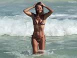 Video Paulina Porizkova Shows Off Toned Body While Splashing In The