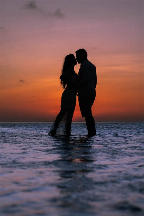 Download Romantic Couple Ocean Sunset Kiss Wallpaper