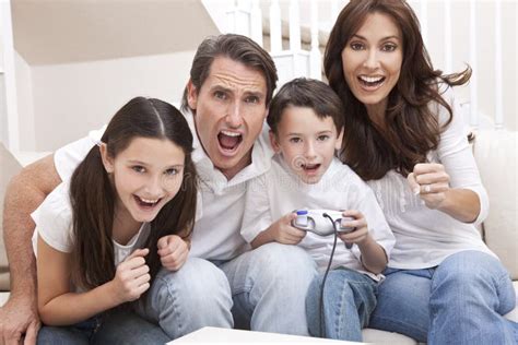 Familia Que Se Divierte El Jugar De Los Juegos Video De La Consola Foto