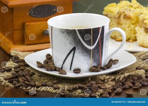 Kop Van Koffie Appelcake En Koffiemolen Stock Afbeelding Image Of