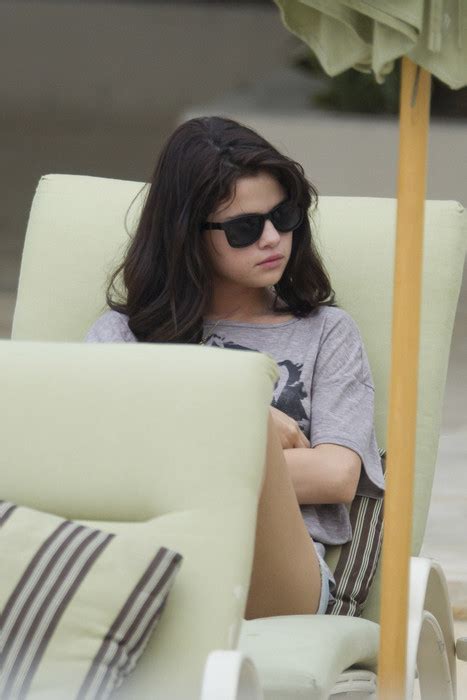 Selena Gomez Off To Palm Beach Hair Fashion