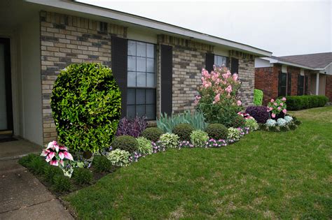 Clipping shrubs into square hedges emphasizes the sharp angles. landscape ideas for front of a brick ranch style house | Front Yard Landscaping Pictures Ranch ...