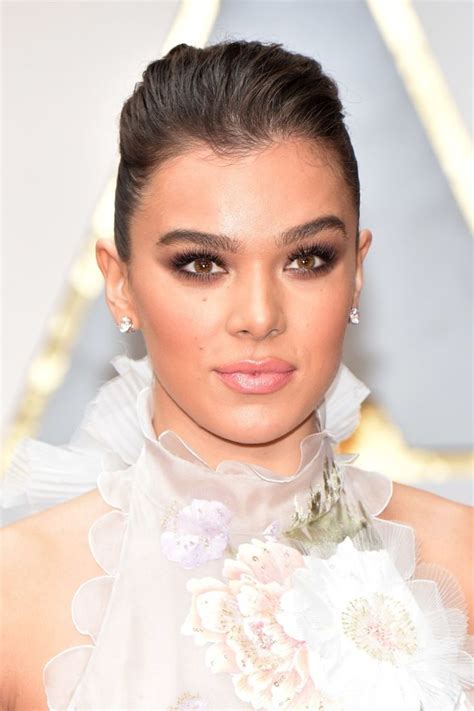 Hailee Steinfeld At The 2017 Oscars Hair And Makeup Tips Hair Makeup