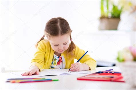 Imagenes Animadas De Niños Haciendo Tareas Tarea Fotos Y Vectores