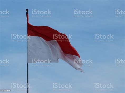 Bendera Merah Putih Die Flagge Der Republik Indonesien Weht Vor Einem