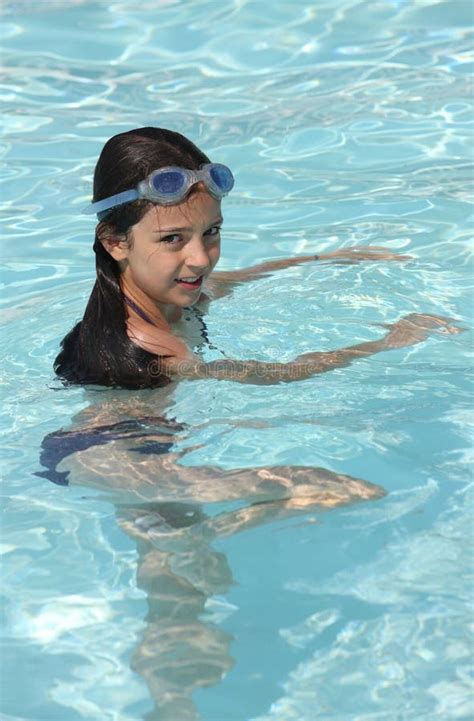 Fille Assez Jeune Dans Une Piscine Photo Stock Image Du Bathing Regroupement