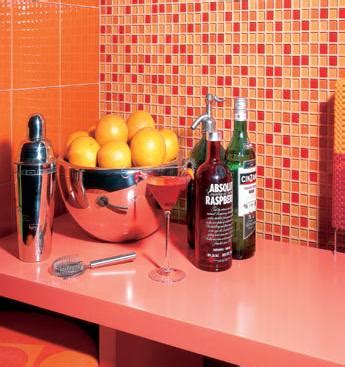 Cocina amplia con azulejos cerámicos en color blanco con pequeñas piezas cuadradas negras para resaltar mas la luminosidad de la cocina. Cocina moderna - Azulejos - Casa Haus Decoración