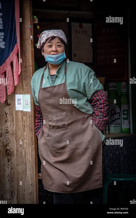 Female Shopkeeper China Hi Res Stock Photography And Images Alamy