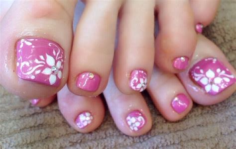 Las uñas de belleza de una mano y pies femeninos. Figuras de uñas decoradas para pies con los mejores ...