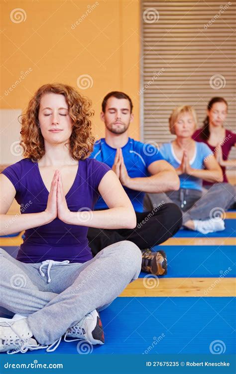 Cours De Yoga Au Centre De Forme Physique Image Stock Image Du