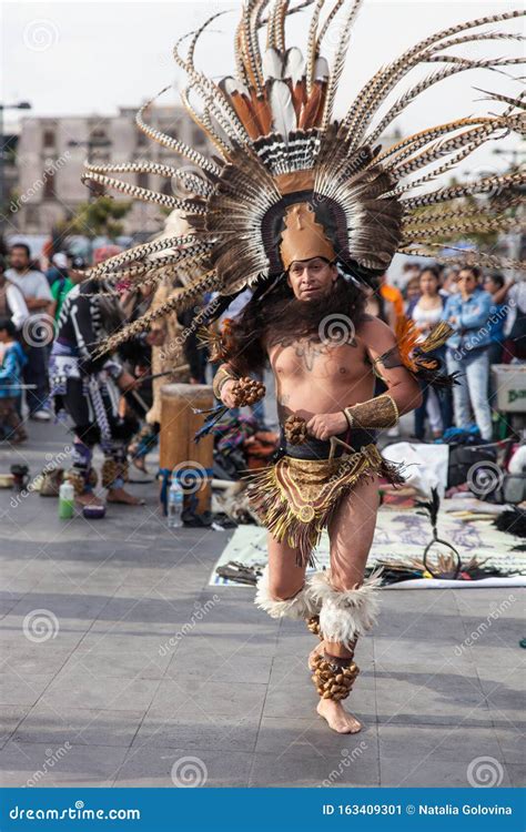 Mexico City Mexico April 30 2017 Aztec Dancers Dancing In Zocalo